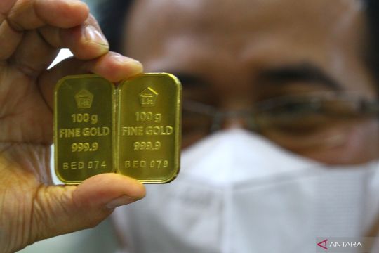 Harga emas Antam hari ini turun