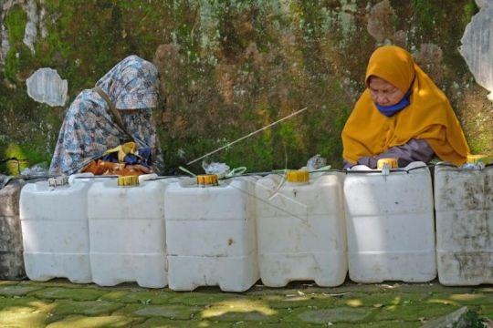 Warga antre membeli minyak goreng curah Page 2 Small