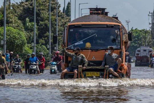 Banjir rob di kawasan Pelabuhan Tanjung Emas Semarang Page 3 Small