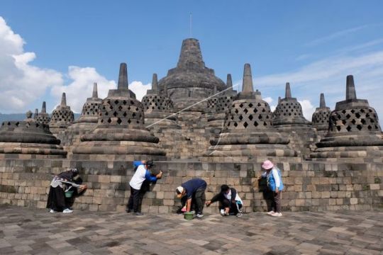 Aksi membersihkan Candi Borobudur Page 2 Small