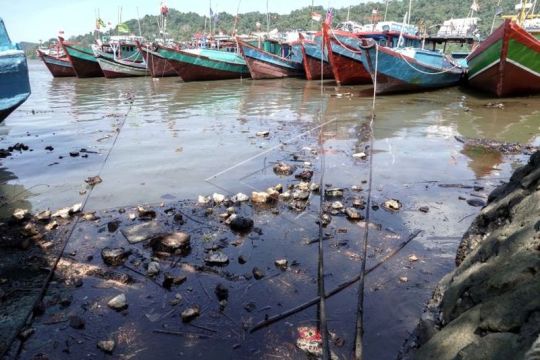 Warga kumpulkan tumpahan minyak mentah di Cilacap Page 5 Small