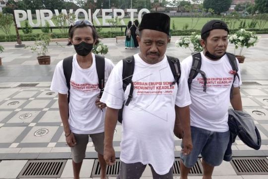 Aksi jalan kaki warga korban erupsi Gunung Semeru Page 2 Small