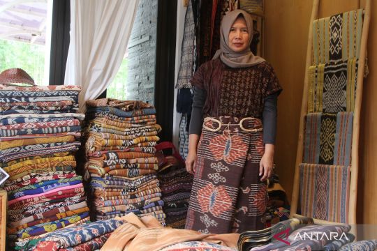 Kolektor kain tenun nusantara
