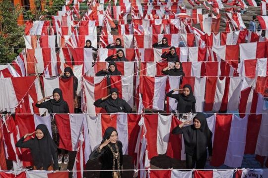 Pencucian bendera Merah Putih massal Page 1 Small