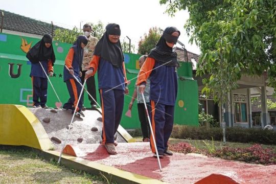 Lomba jalan cepat penyandang disabilitas netra Page 2 Small