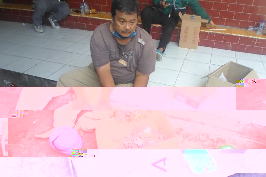 Uang celengan haji penjaga sekolah dimakan rayap, Gibran siap bantu biayai umrah