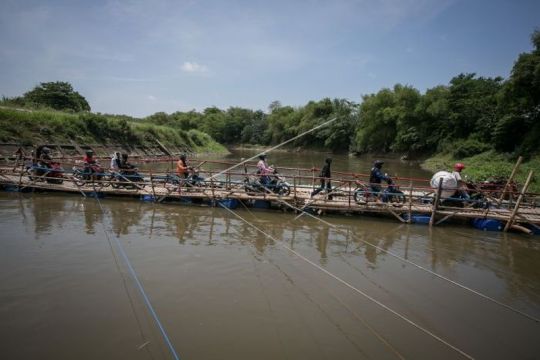 Antrean sepeda motor di jembatan sesek bambu Page 2 Small