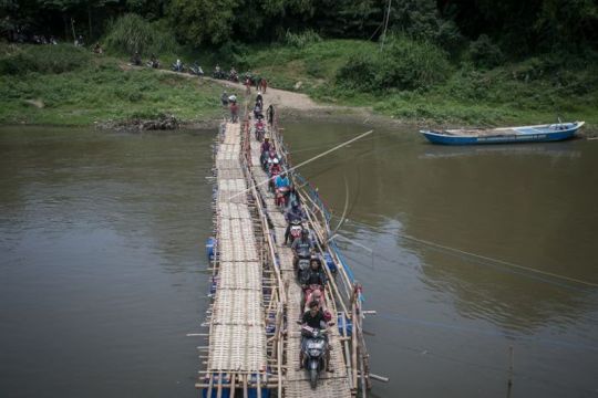 Antrean sepeda motor di jembatan sesek bambu Page 3 Small