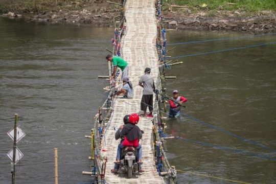 Jembatan alternatif untuk menyeberangi Sungai Bengawan Solo Page 1 Small