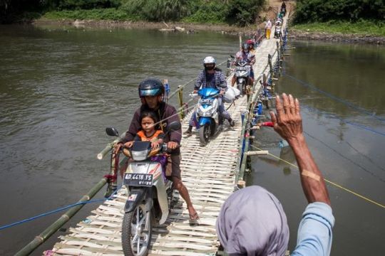 Jembatan alternatif untuk menyeberangi Sungai Bengawan Solo Page 2 Small