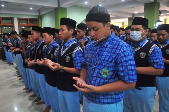 Shalat gaib dan doa bersama untuk korban kerusuhan Page 2 Small