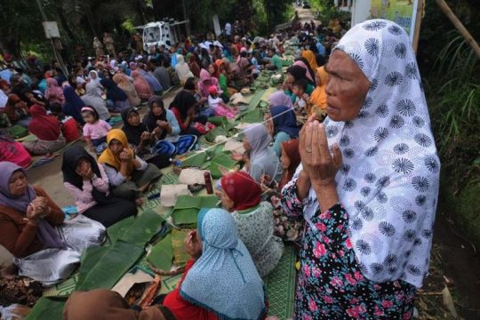 Tradisi kenduri bersih Sendang Cabeankunti Page 3 Small