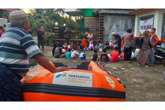 Peduli banjir di Kawunganten, Pertamina Cilacap serahkan bantuan sembako dan peralatan sekolah
