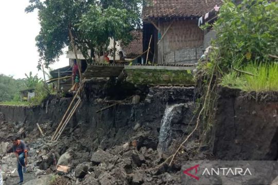 Tanah bengkok dan lahan warga Magelang terkena abrasi aliran Sungai Progo