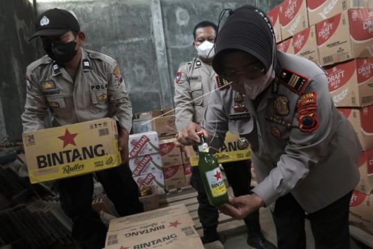 Penggerebekan gudang penyimpanan minuman beralkohol Page 1 Small