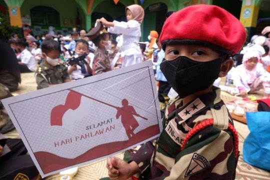 Siswa taman pendidikan prasekolah peringati Hari Pahlawan Page 1 Small