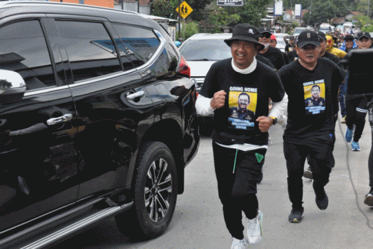 Masa jabatan berakhir, Bupati Cilacap jalan kaki 96 km ke kediaman pribadi