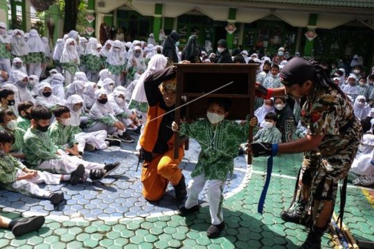 Aksi peduli siswa untuk korban gempa Cianjur Page 1 Small