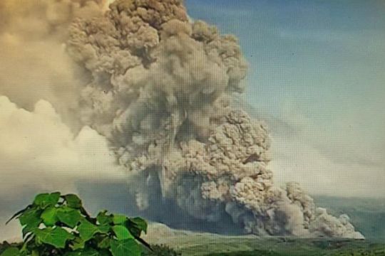 Mount Semeru emits hot cloud avalanches reaching seven kilometers