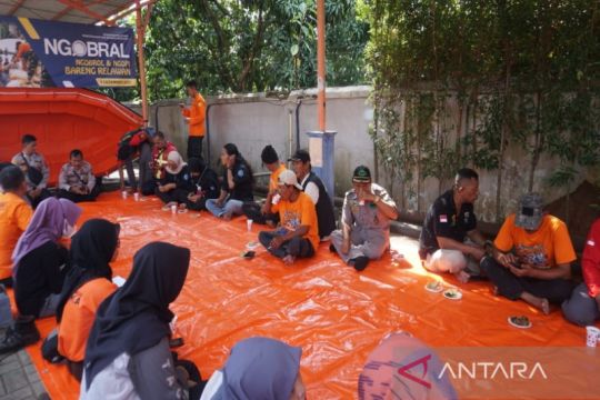 Pemkot Pekalongan serahkan bantuan perahu kebencanaan ke Polres