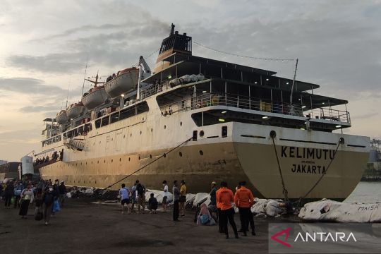 Ratusan wisatawan yang  terjebak di Karimunjawa tiba di Pelabuhan Semarang