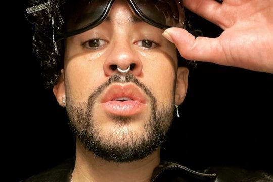 Bad Bunny terpeleset saat perform Efecto di konser Meksiko