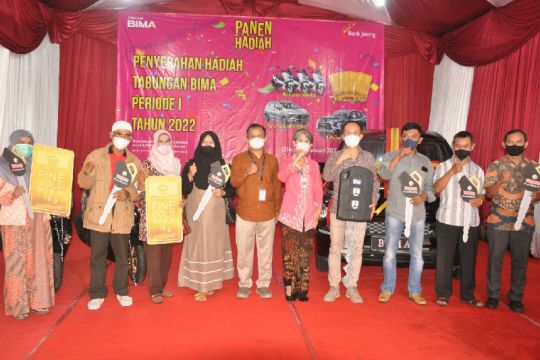 Bank Jateng Cilacap serahkan hadiah Undian Tabungan Bima 2022