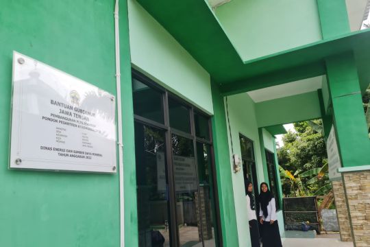 Optimalisasi EBT, Ganjar serahkan PLTS ke pesantren di Jateng