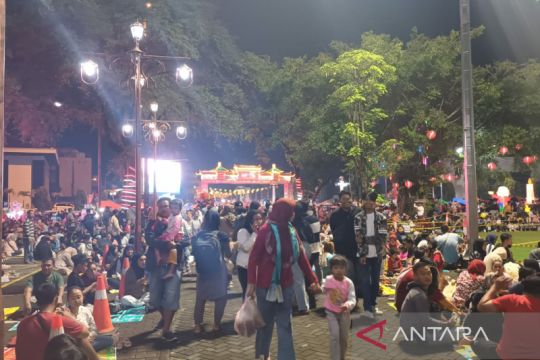 Kemeriahan kawasan Pasar Gede Solo saat malam Imlek