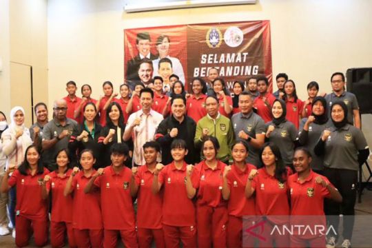 Suporter sepak bola putri Indonesia antusias