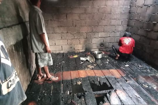 Sebuah rumah warga di Bangka terbakar