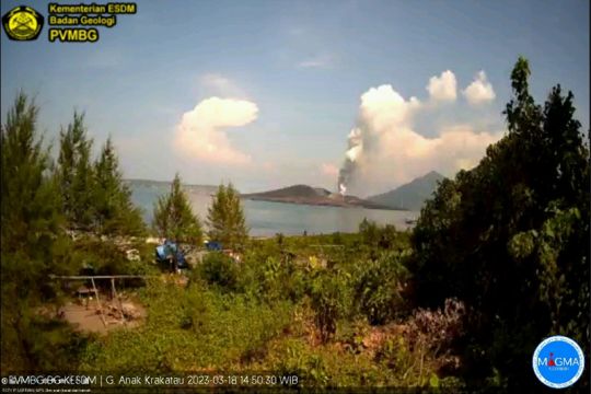 Gunung Anak Krakatau erupsi setinggi 500 meter