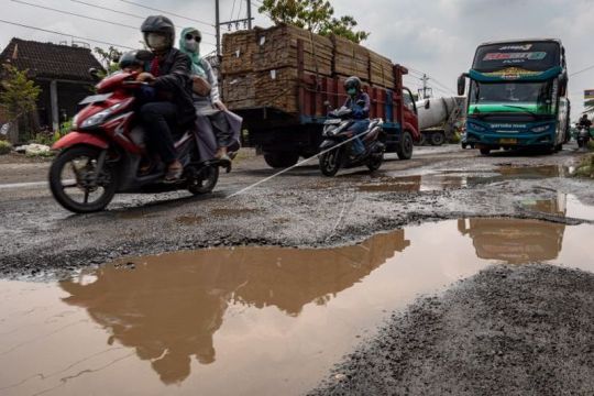 Jalan rusak di jalur Semarang-Purwodadi Page 1 Small