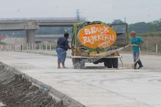 Penyemprotan air di jalan tol fungsional Solo-Yogyakarta Page 2 Small