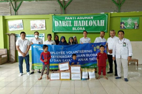 BPJS Ketenagakerjaan Blora bagikan sembako kepada yatim dan dhuafa