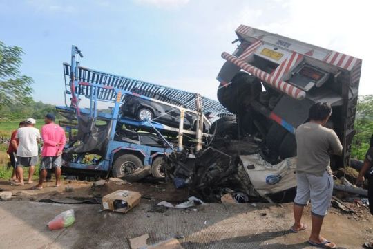 Enam orang tewas dalam kecelakaan beruntun di Tol Semarang-Solo Page 2 Small