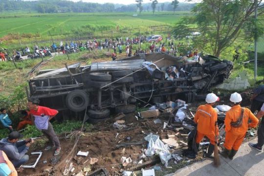 Enam orang tewas dalam kecelakaan beruntun di Tol Semarang-Solo Page 1 Small