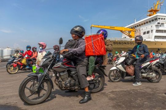 Pemudik bersepeda motor tiba di Pelabuhan Tanjung Emas Semarang Page 1 Small