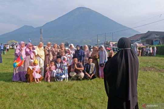 Petugas sisir kawasan  kebakaranGunung Sumbing