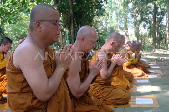 Ritual Dharmayatra Adi Buddha Puja di Candi Borobudur Page 3 Small