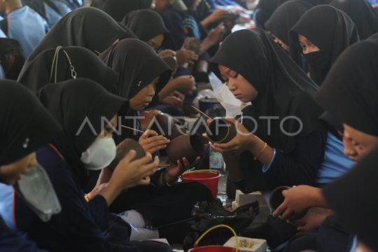 Siswa belajar membuat kerajinan gerabah Page 2 Small