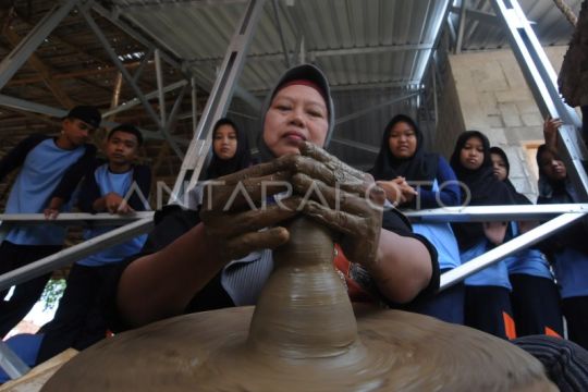 Siswa belajar membuat kerajinan gerabah Page 1 Small