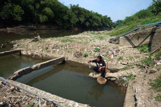 Sungai Bengawan Solo tercemar limbah Page 1 Small
