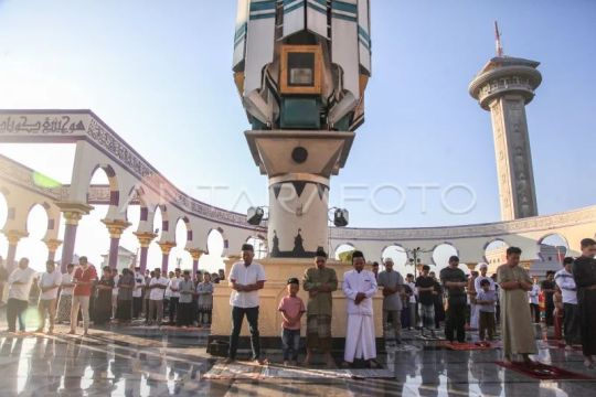 Shalat Idul Adha di Masjid Agung Jawa Tengah Page 2 Small