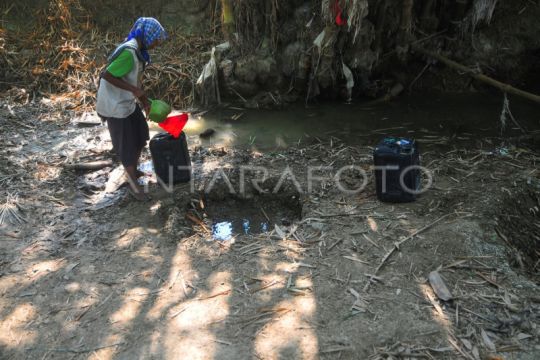 Warga kesulitan air bersih di Grobogan Page 1 Small