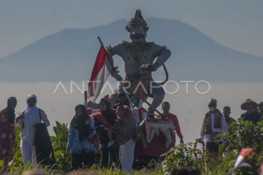 Kirab 1.000 tumpeng di lereng Gunung Merbabu Page 1 Small