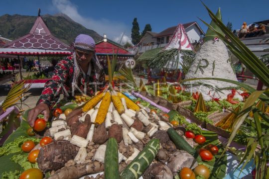 Kirab 1.000 tumpeng di lereng Gunung Merbabu Page 2 Small