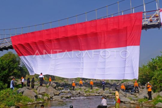 Pembentangan bendera Merah Putih di Jembatan Sangkil Parakan Page 3 Small