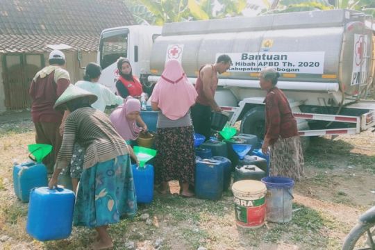 PMI Grobogan pasok puluhan ribu liter  air bersih di daerah kekeringan