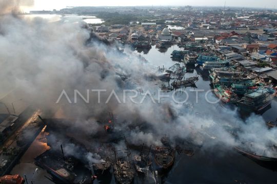 Puluhan kapal nelayan terbakar di Pelabuhan Jongor Tegal Page 3 Small